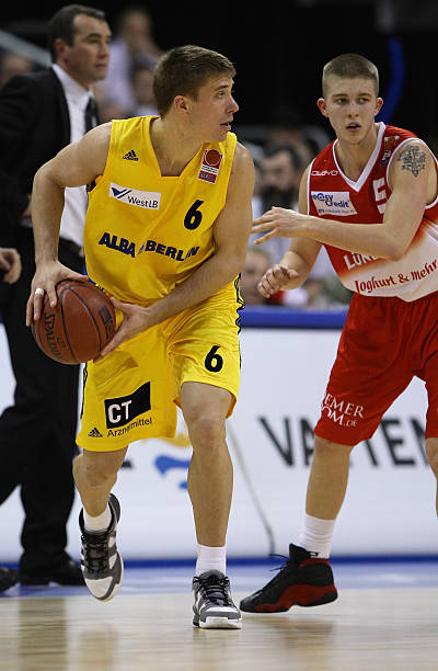 球迷翘首以 球迷翘首以